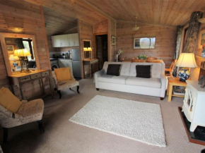 Отель Charming Cottage in Romney Marsh Britain with Wooden Deck  Ивичерч